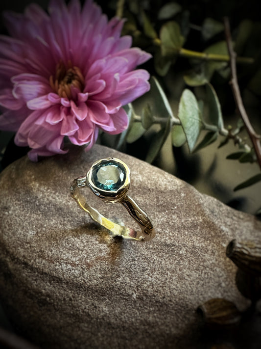 Blue Topaz Molten Metal Designed 9ct Gold  Ring ~ Size 8