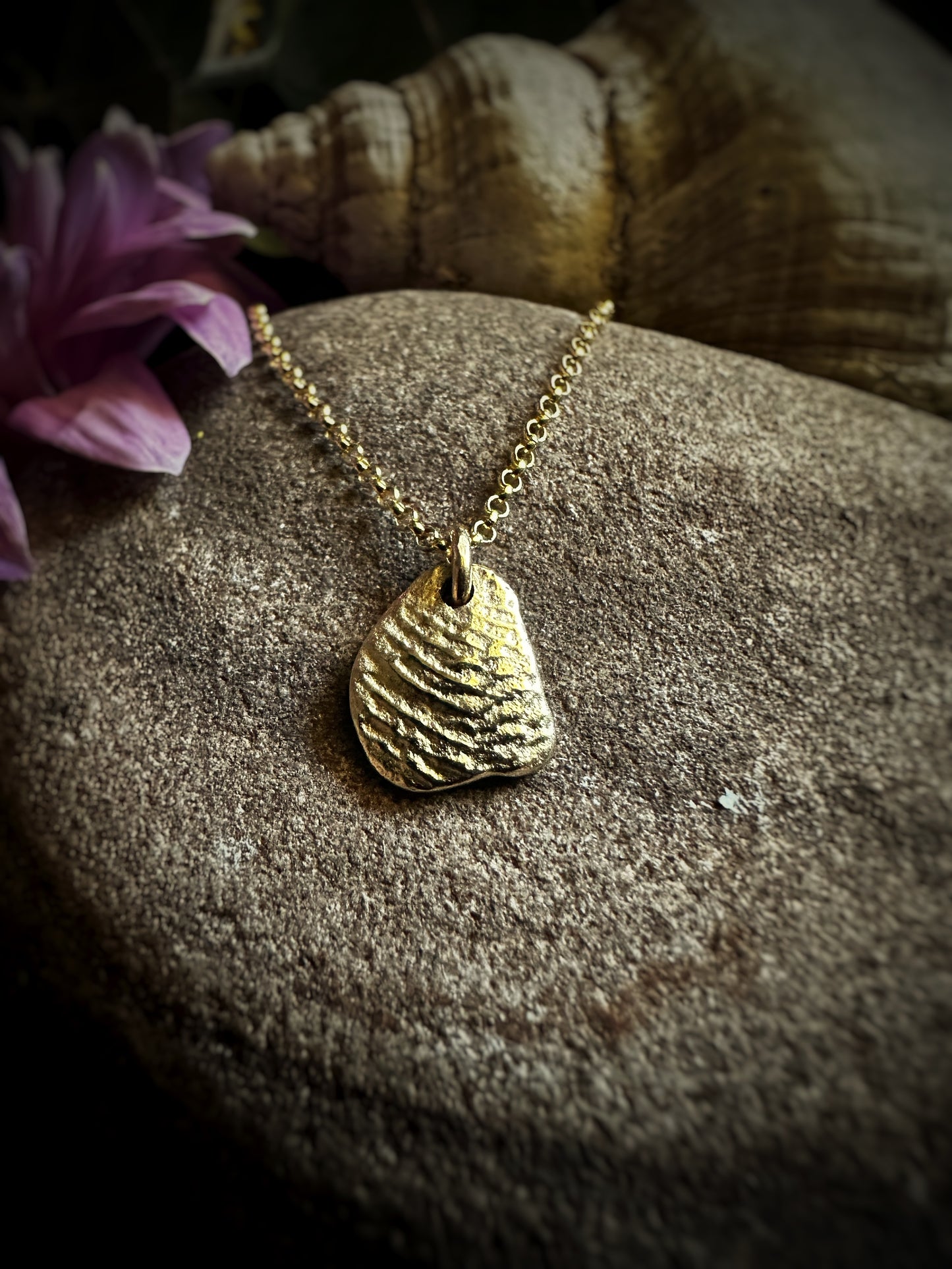 9ct Solid Gold Cuttlefish-Cast Shell Chip Pendant