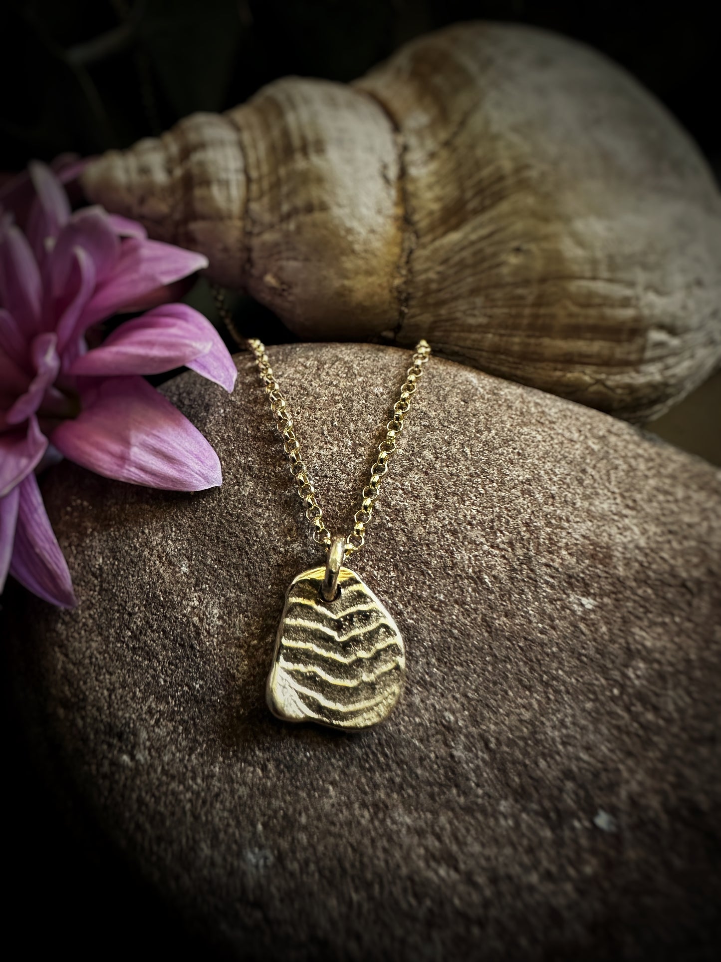 9ct Solid Gold Cuttlefish-Cast Shell Chip Pendant