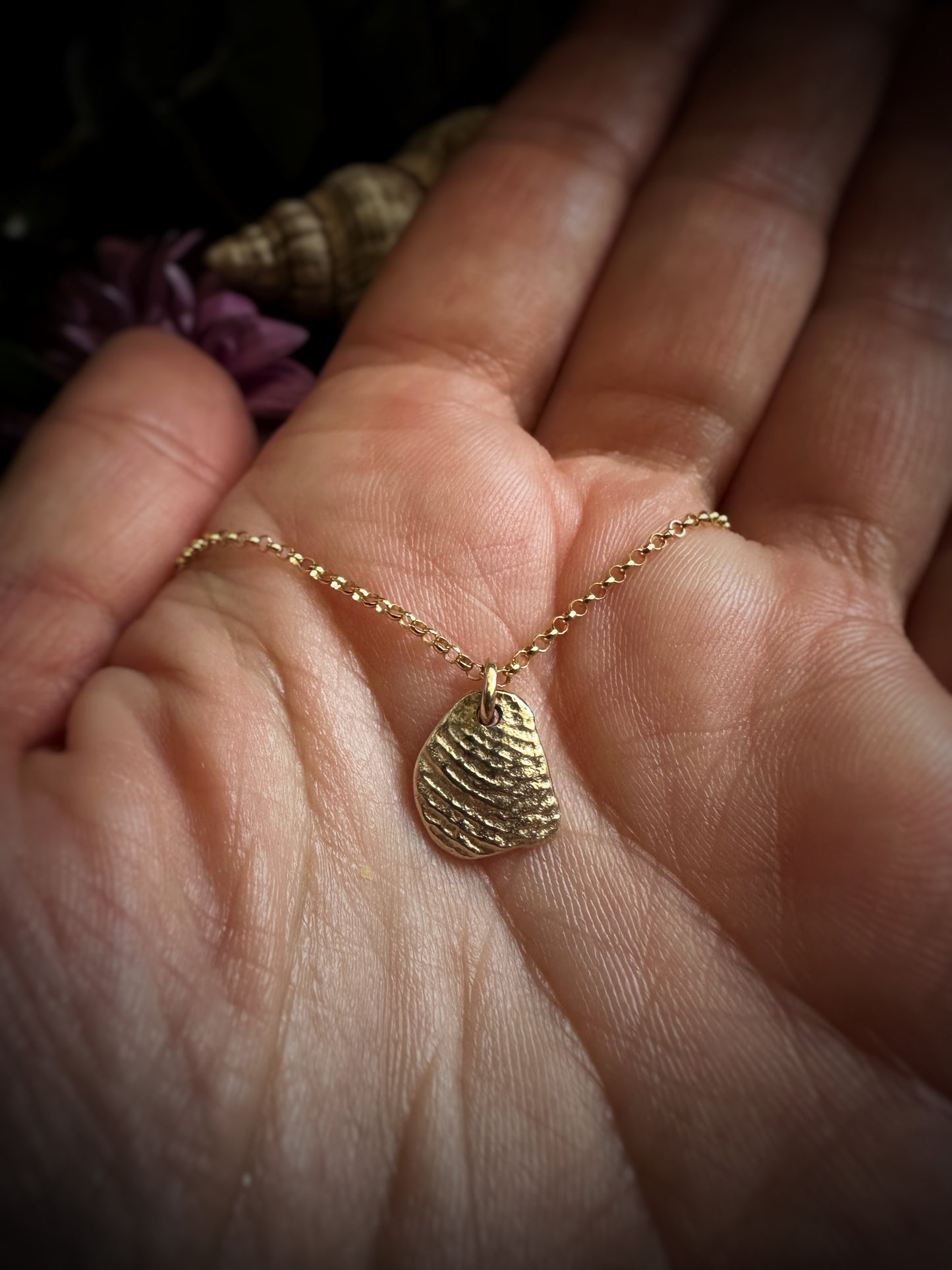 9ct Solid Gold Cuttlefish-Cast Shell Chip Pendant